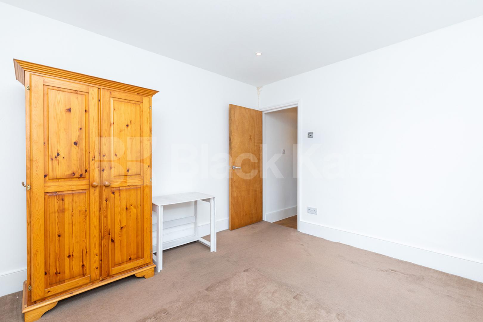 Minutes to a Zone 2 tube and the added benefit of a large private patio Highbury Park, Highbury